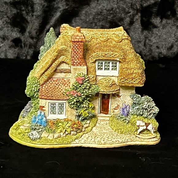 Lilliput Lane | Nursery Cottage | Much Valued Customer Special Edition - Picture 1 of 12